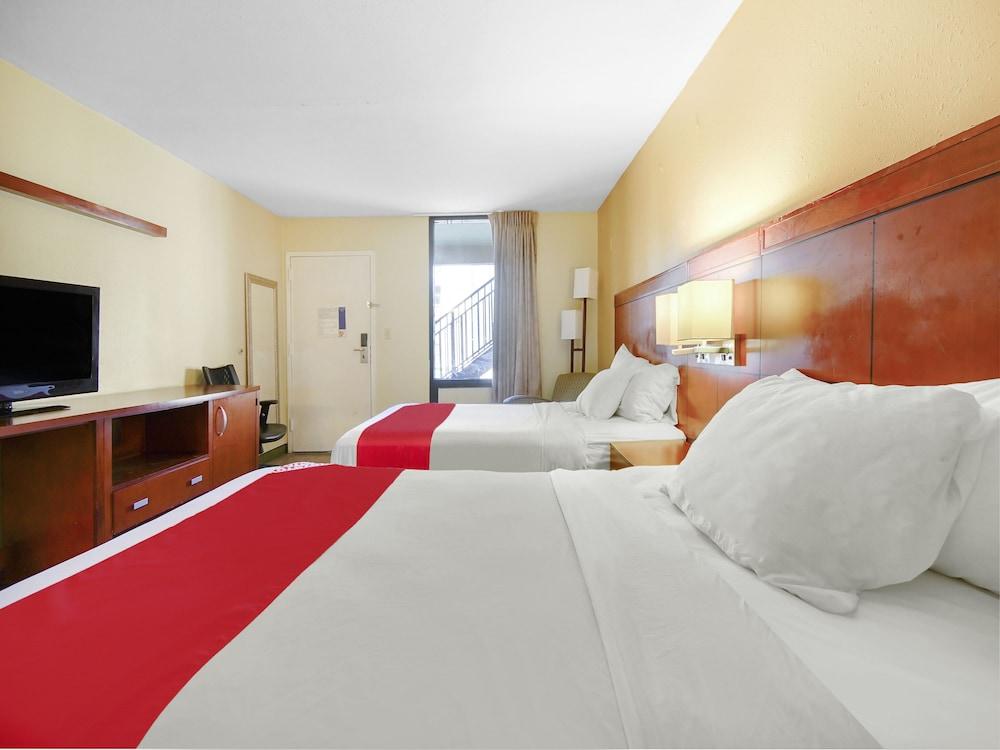 Baymont By Wyndham Williamsburg Hotel Exterior photo