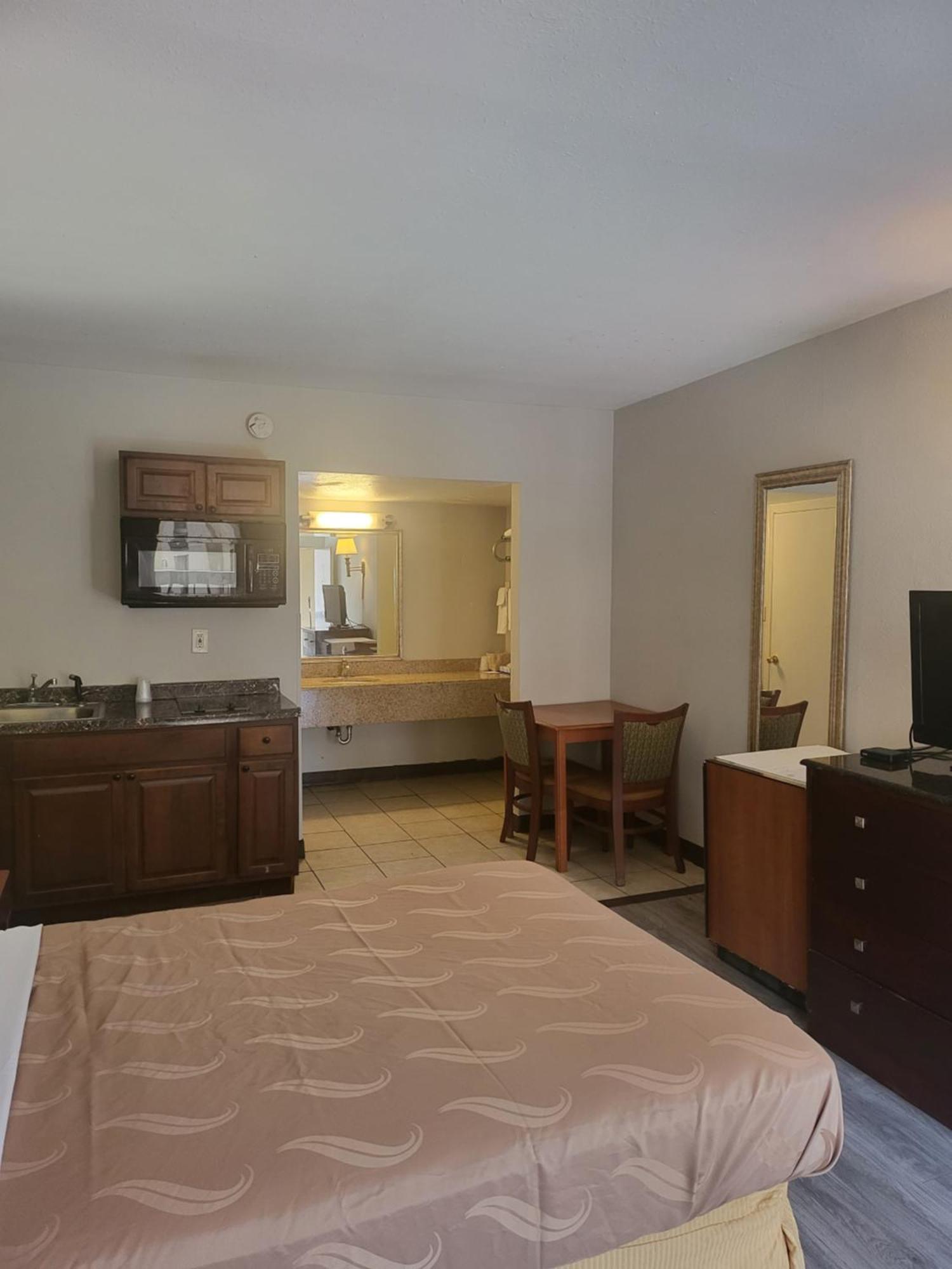 Baymont By Wyndham Williamsburg Hotel Exterior photo